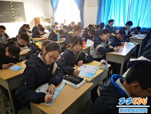 学生认真签署未成年人禁骑电动车宣传页_副本 学生认真签署未成年人禁骑电动车宣传页_副本