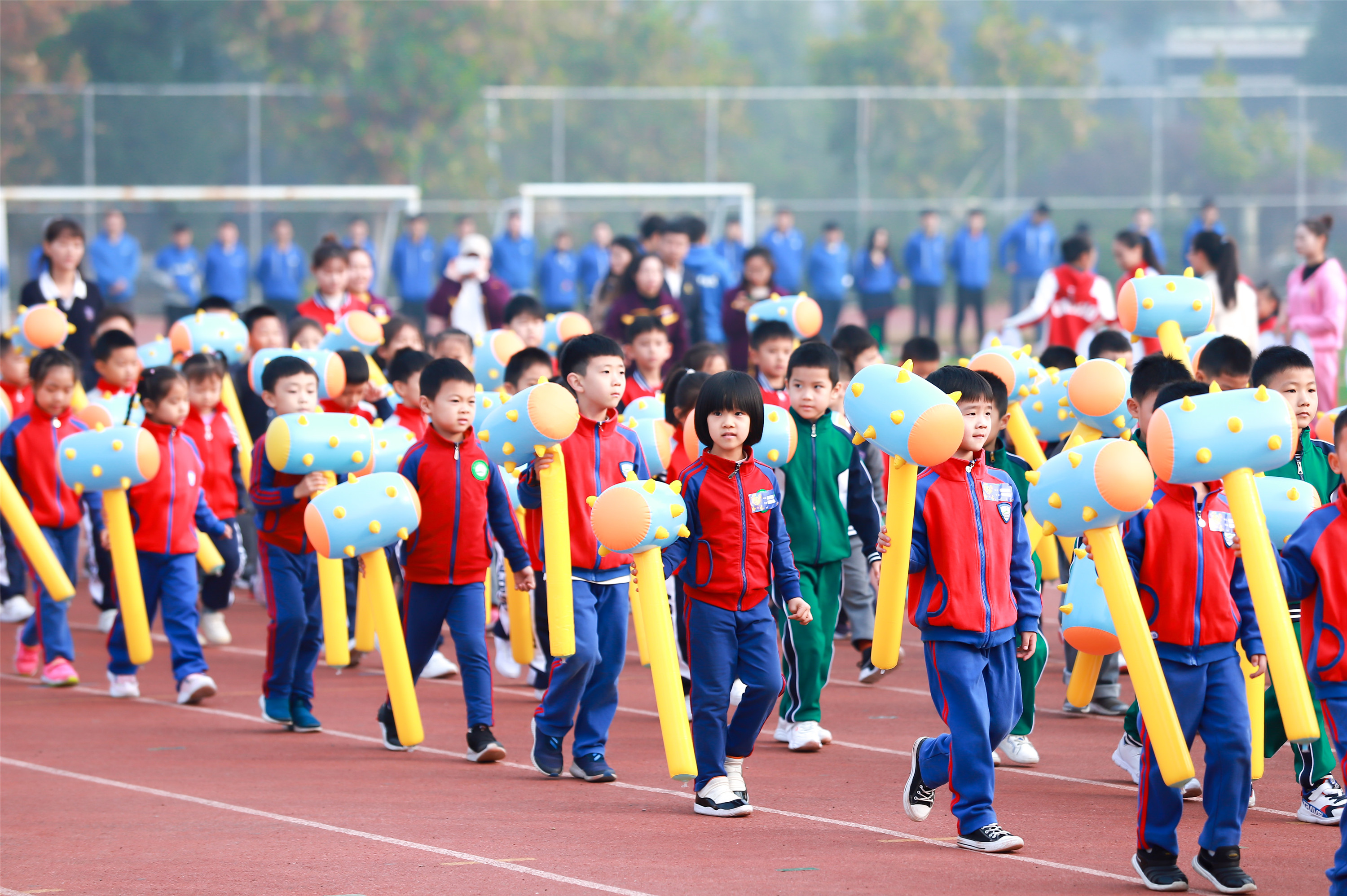 各参赛幼儿园入场方队 11月9日上午,郑东新区2019秋季幼儿体能运动会