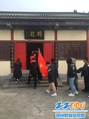 紧跟导游脚步_副本 紧跟导游脚步_副本