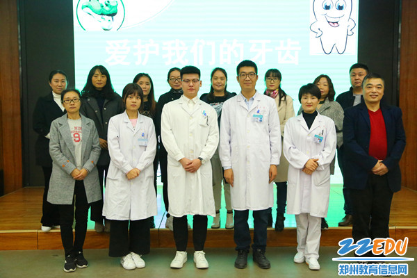 家长代表和医护人员进行合影 家长代表和医护人员进行合影