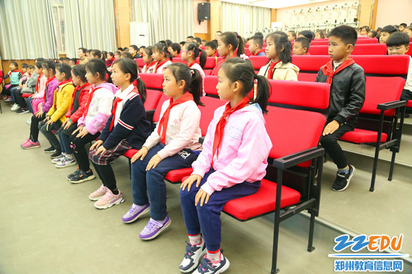 同学们在认真倾听 同学们在认真倾听