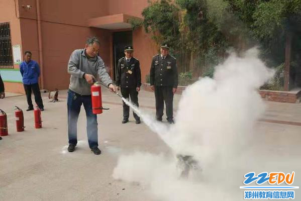 教师操作灭火器 教师操作灭火器