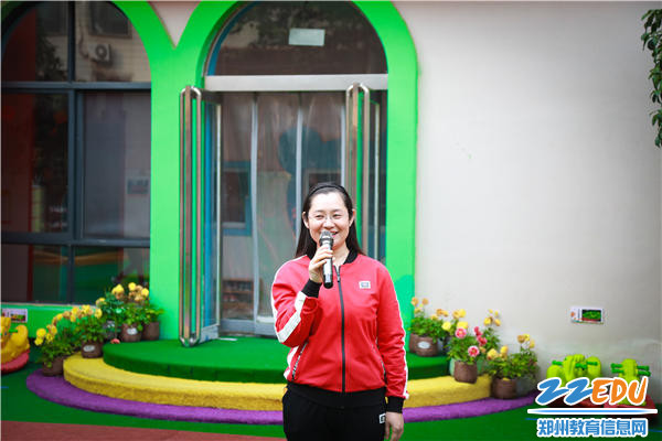 郭敏园长叮嘱孩子注意保护自己 郭敏园长叮嘱孩子注意保护自己