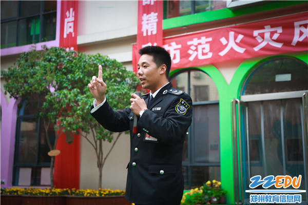 河南省消防协会宣传与服务中心教官王胜强对本次演练做点评 河南省消防协会宣传与服务中心教官王胜强对本次演练做点评