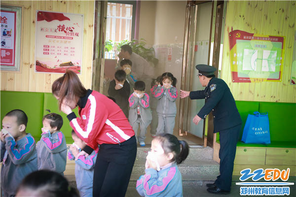 湿毛巾捂住口鼻弯腰撤离 湿毛巾捂住口鼻弯腰撤离