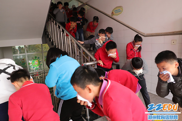 同学们按照要求有序下楼 同学们按照要求有序下楼