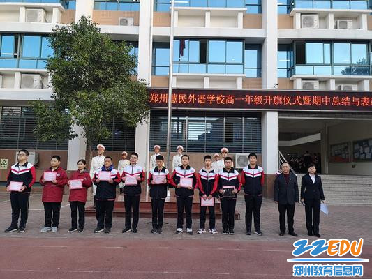 侯建刚校长颁奖 侯建刚校长颁奖