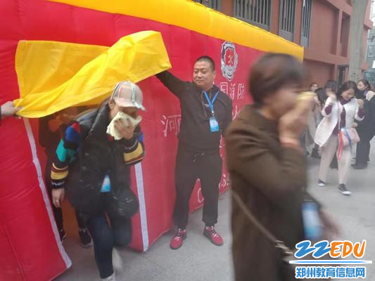 家长进行“逃生帐篷”逃生 家长进行“逃生帐篷”逃生