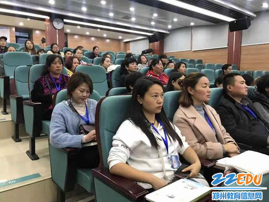 家长认真听取讲座 家长认真听取讲座