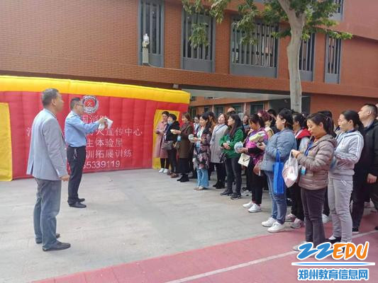 教官对家长进行“逃生帐篷”逃生指导 教官对家长进行“逃生帐篷”逃生指导