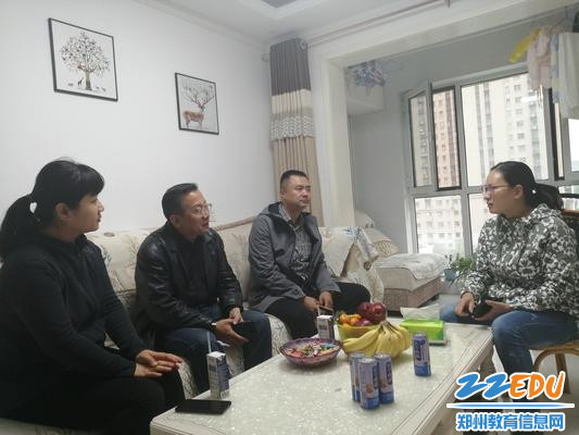 威尼斯vns888领导和汤欣雨老师在交流1