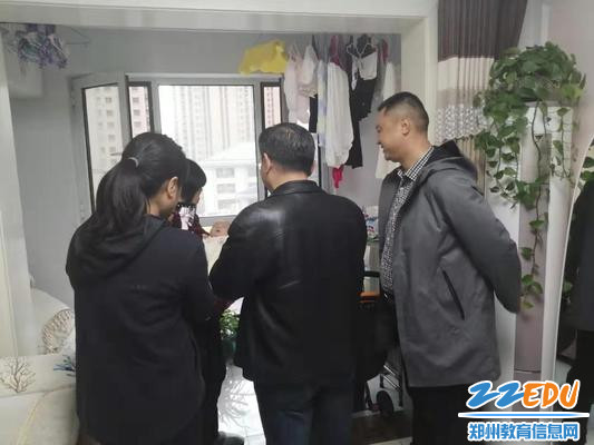 看到汤欣雨老师可爱的宝宝，工会主席张恺忍不住拍张照
