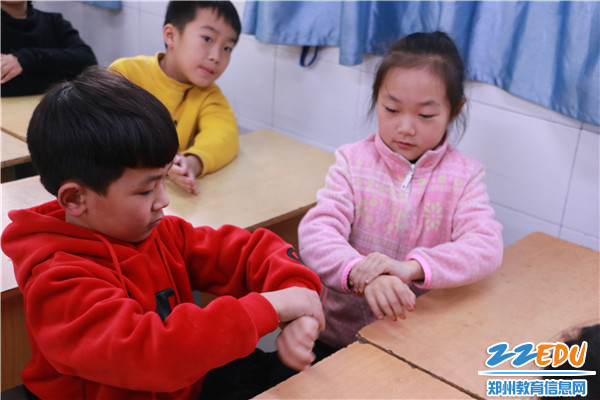 2同学们练习卫生习惯 2同学们练习卫生习惯