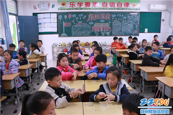 3同学们交流洗手六步骤 3同学们交流洗手六步骤