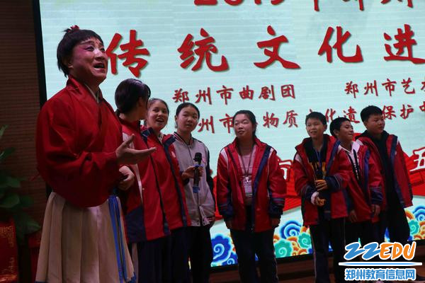 同学们兴致盎然地跟着老师学唱戏(1) 同学们兴致盎然地跟着老师学唱戏(1)