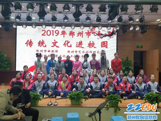 校领导、部分学生和曲剧团的老师们合影留念 校领导、部分学生和曲剧团的老师们合影留念