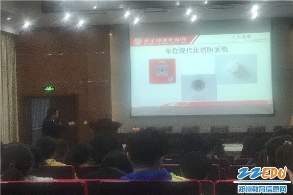 王教员结合校园消防安全实际,讲解了各类消防安全知识 王教员结合校园消防安全实际,讲解了各类消防安全知识