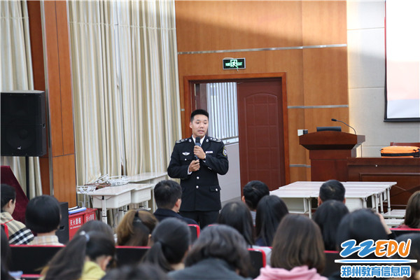 王胜强教员为全体教师进行消防安全知识讲解 王胜强教员为全体教师进行消防安全知识讲解