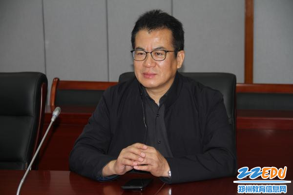 郑州八中校长郅广武对焦作市实验中学的到来表示欢迎 郑州八中校长郅广武对焦作市实验中学的到来表示欢迎