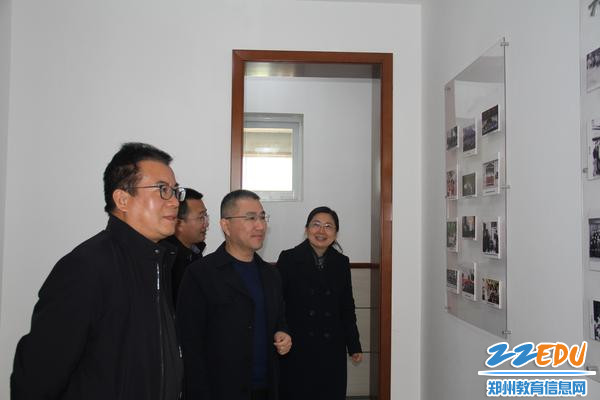 参观校史展示厅 参观校史展示厅