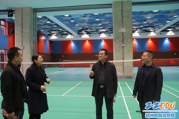 参观地下综合体育馆 参观地下综合体育馆