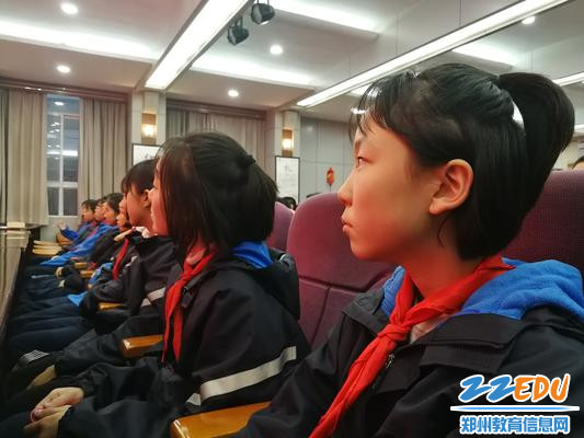 4.学生在认真聆听 - 副本 4.学生在认真聆听 - 副本