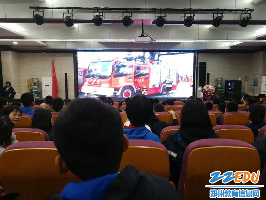 6.学生们在观看影片《烈火英雄》 - 副本 6.学生们在观看影片《烈火英雄》 - 副本