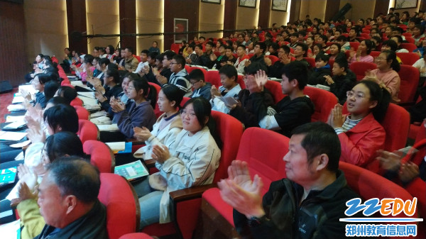 8.现场气氛热烈师生掌声不断 8.现场气氛热烈师生掌声不断