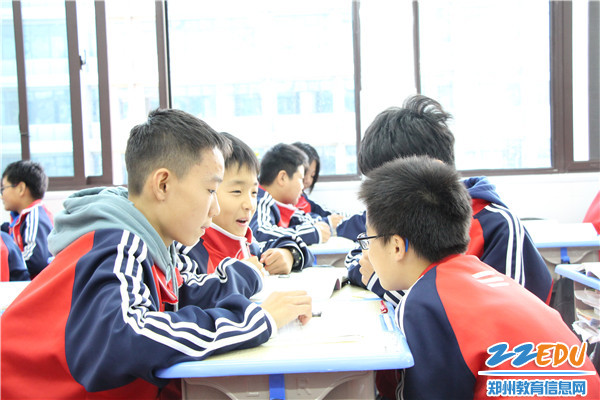 学生积极讨论 学生积极讨论