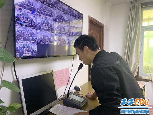 1.郑州八中安全专干黄晓杰老师通过班班通发出消防演练开始指令 - 副本 1.郑州八中安全专干黄晓杰老师通过班班通发出消防演练开始指令 - 副本