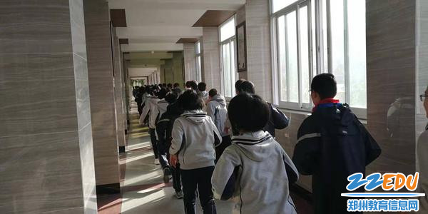 2.学生们快速有序撤离教学楼 - 副本 2.学生们快速有序撤离教学楼 - 副本