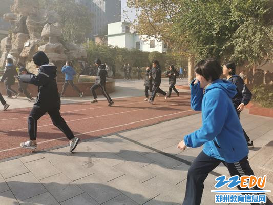 4.学生们奔向操场 - 副本 4.学生们奔向操场 - 副本