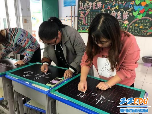 孙庄小学教师认真书写_调整大小 孙庄小学教师认真书写_调整大小