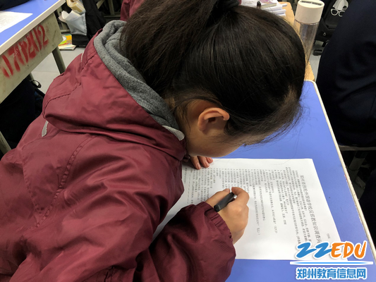 参与学生认真答卷 参与学生认真答卷