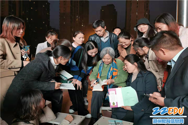 4家长们和周老师面对面沟通 4家长们和周老师面对面沟通