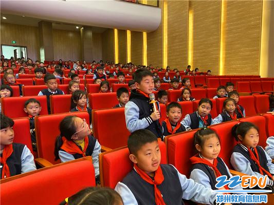 4师生认真观看,并现场回答问题 4师生认真观看,并现场回答问题