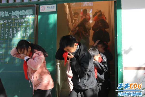 学生在烟雾弹浓烟中紧急疏散_调整大小 学生在烟雾弹浓烟中紧急疏散_调整大小