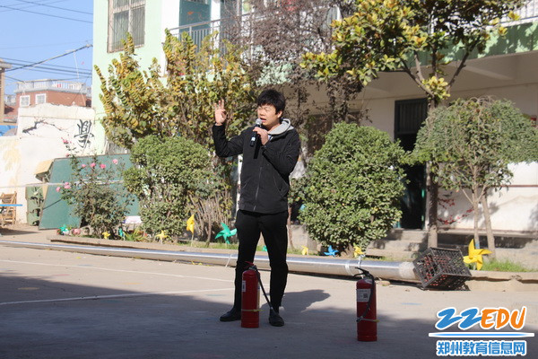 杨老师向学生提问灭火器使用方法_调整大小 杨老师向学生提问灭火器使用方法_调整大小