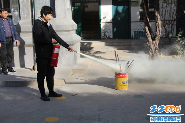 杨杰老师示范灭火器的使用方法_调整大小 杨杰老师示范灭火器的使用方法_调整大小