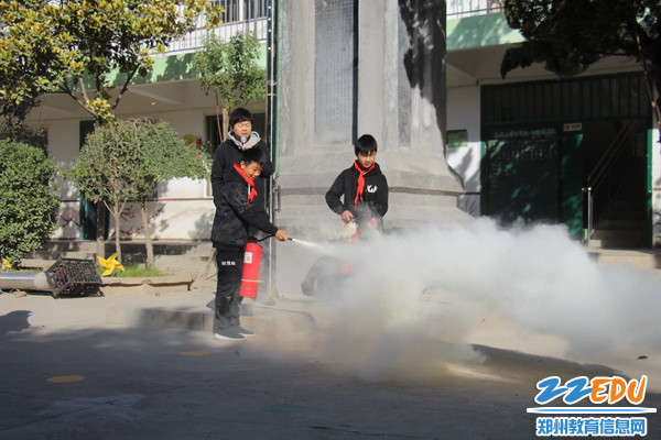 高年级学生代表使用灭火器操作演练_调整大小 高年级学生代表使用灭火器操作演练_调整大小