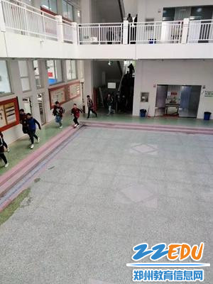 同学们迅速撤离教学楼_副本 同学们迅速撤离教学楼_副本