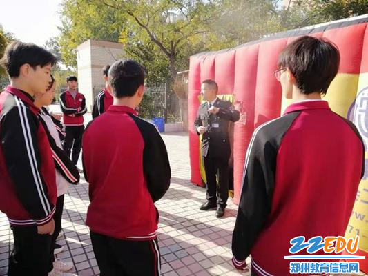 消防教官对学生进行体验前培训_副本 消防教官对学生进行体验前培训_副本