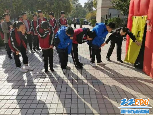 部分学生体验烟感帐篷_副本 部分学生体验烟感帐篷_副本