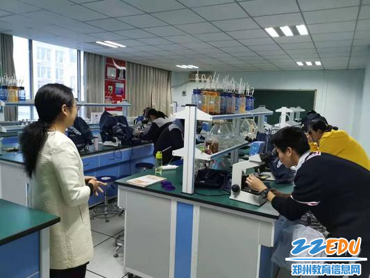 11月13日下午,郑州二中社团活动如火如荼的进行 11月13日下午,郑州二中社团活动如火如荼的进行