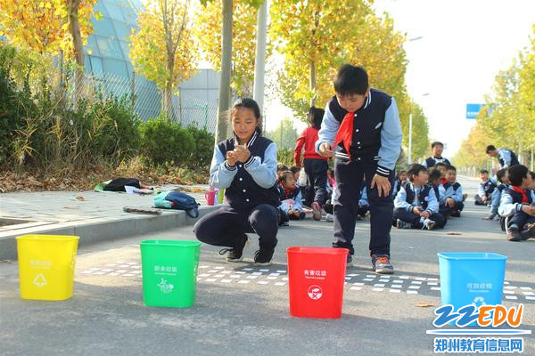 2 孩子们通过纸牌上图片进行垃圾分类 2 孩子们通过纸牌上图片进行垃圾分类
