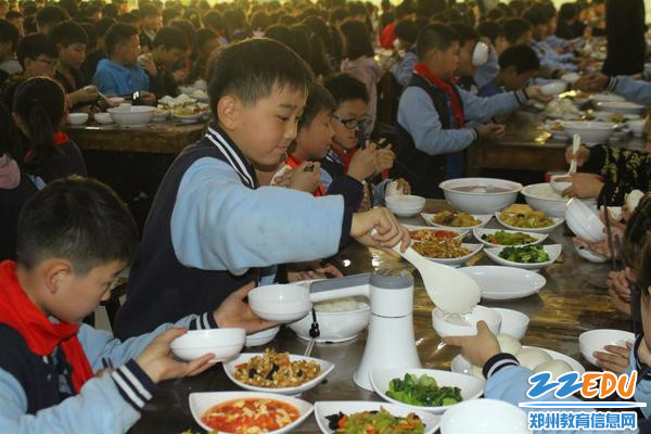 4 互帮互助安静吃午餐 4 互帮互助安静吃午餐