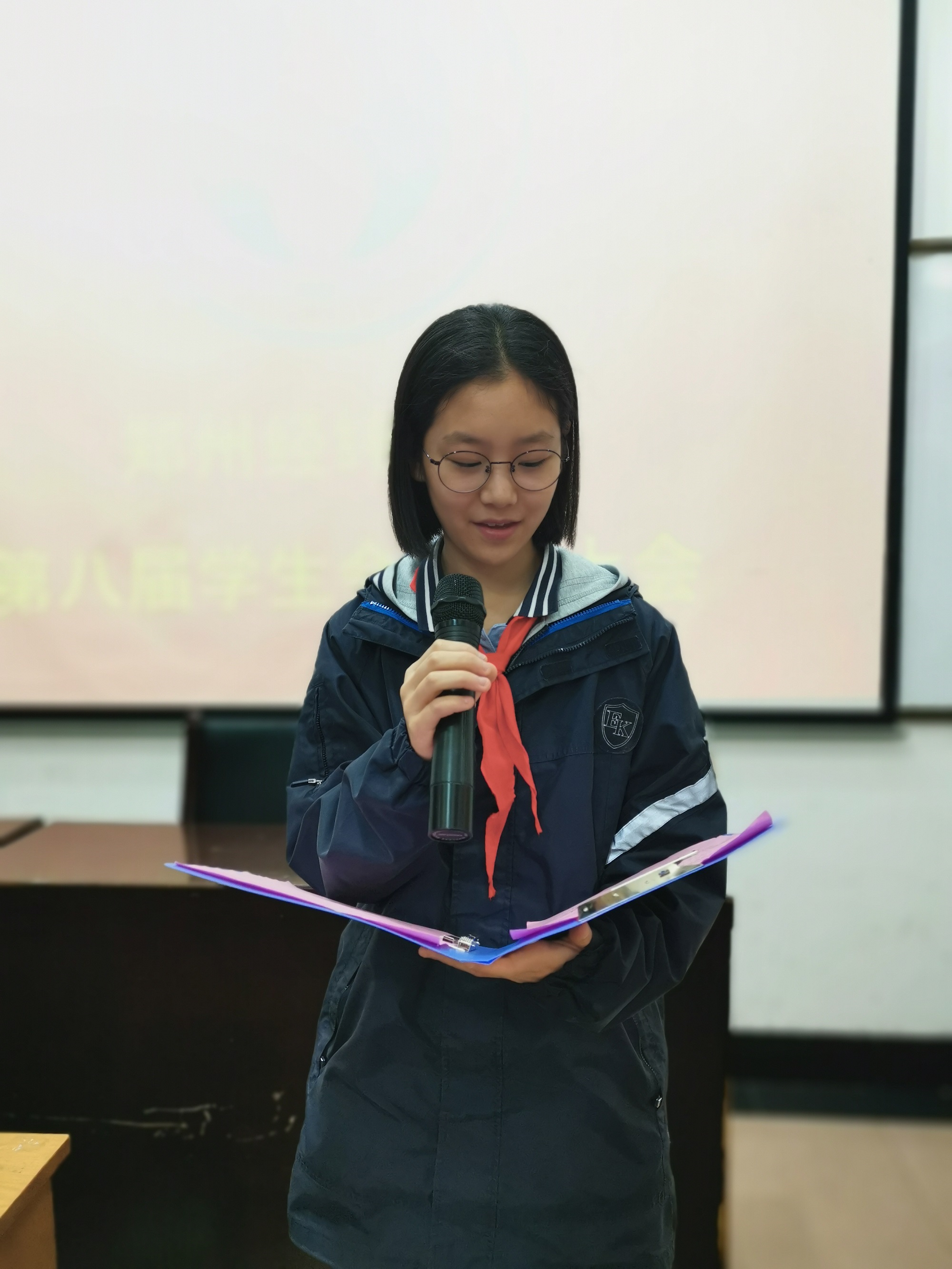 会议有学生会秘书长苏雅婷主持