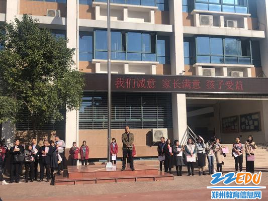 家长代表观看密集队形跑操 家长代表观看密集队形跑操