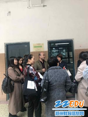 杨洋主任与家长代表们交流问题 杨洋主任与家长代表们交流问题