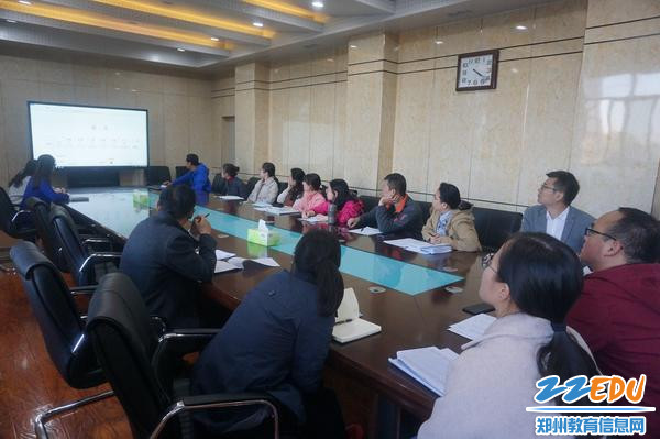 参会教师认真分析 参会教师认真分析